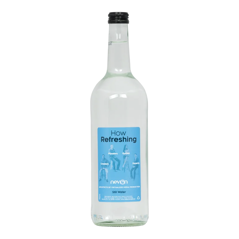 Water Concepts – Glaswasserflasche mit Logo und Etikett